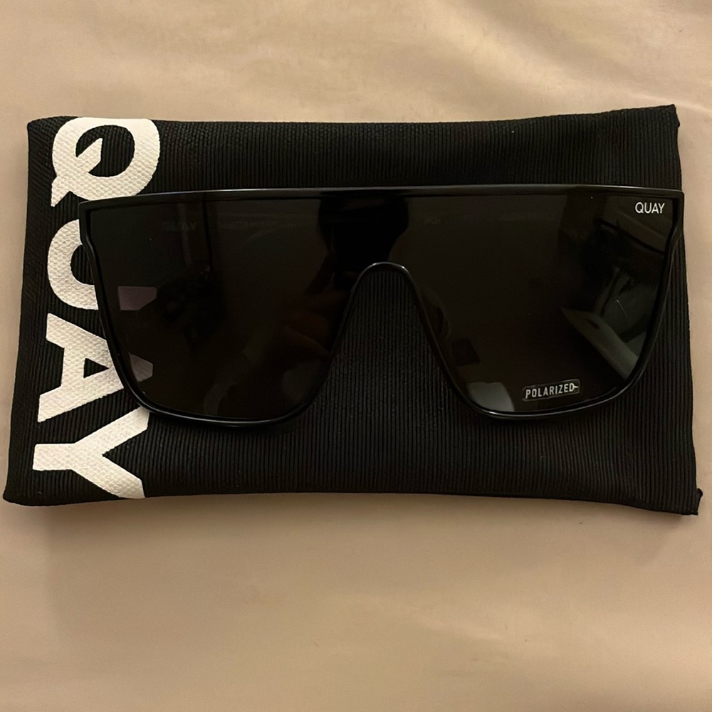 Quay polarized sun glasses size XL
